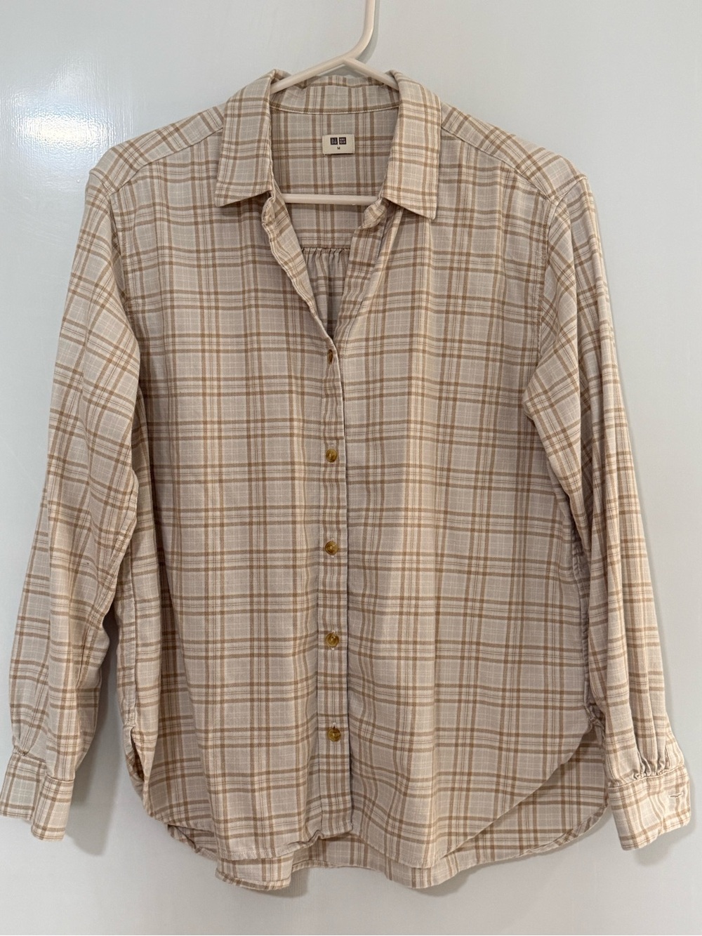 Uniqlo Women’s Plaid Button Up Shirt Beige Cream Size Medium Soft Cotton Blend